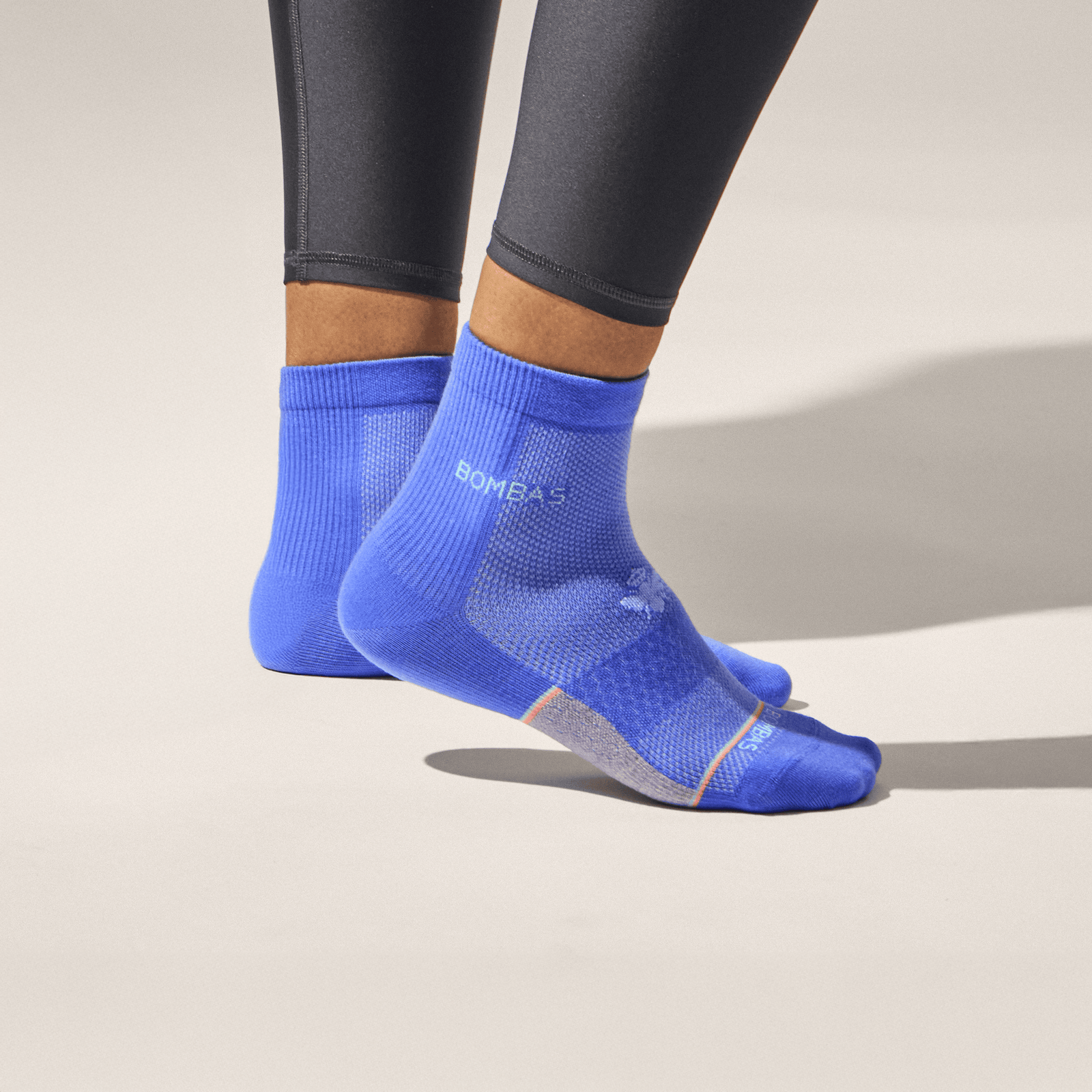 official-bombas::10441-hydrangea-adult-unisex-onmodel-0-transparent-_1_.png