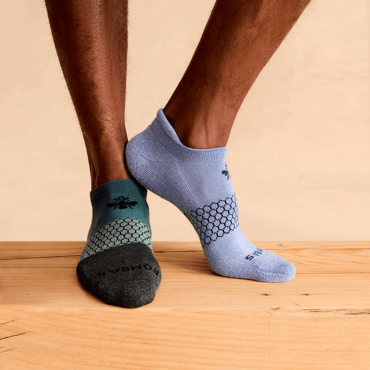 official-bombas::5747-oysterblue-midnightnavy-adult-unisex-onmodel-0-transparent-v3.png