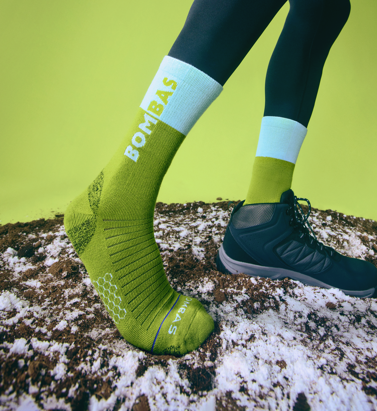 official-bombas::9719-olivetwist-adult-unisex-onmodel-0-transparent.png