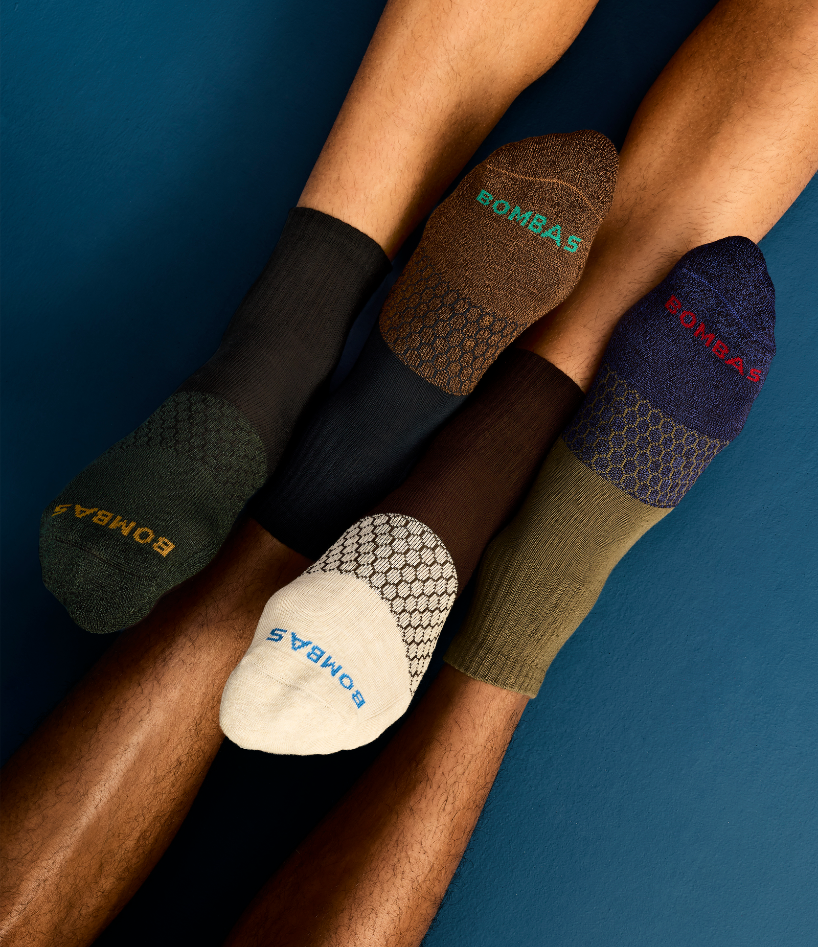 official-bombas::9815-darkespresso-midnightnavy-adult-male-onmodel-0-transparent.png